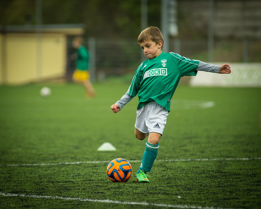 niño jugando al fútbol