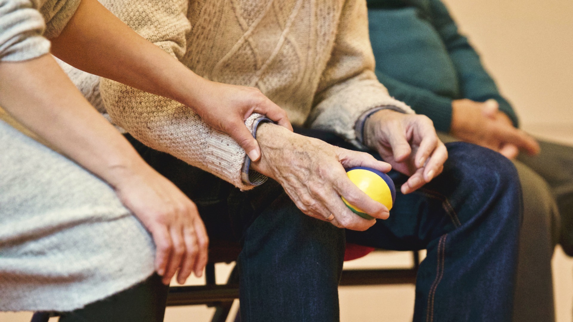 Servicios sociales para personas mayores: cuidar al que cuida
