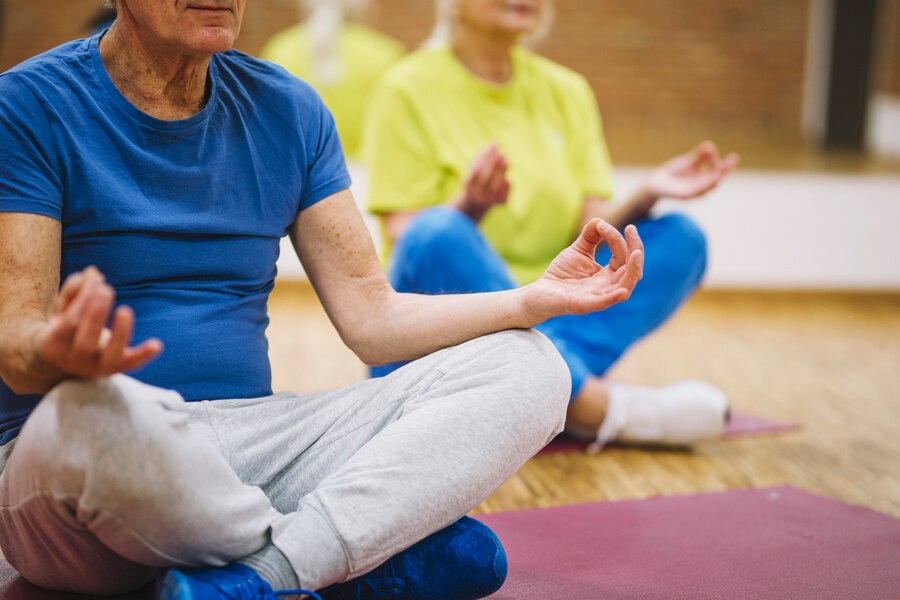 Personas mayores practicando yoga como gimnasia de mantenimiento