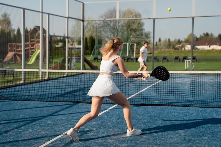 Jugar al tenis en edad adolescente. Escuelas de tenis Ebone Murcia